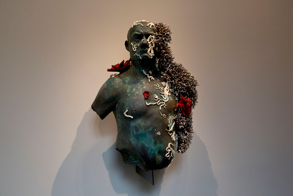 12 come cristalli ancestrali, 12 come zanzare illibate nell_ambra, o molluschi che emergono dai coralli come altorilievi minerali.