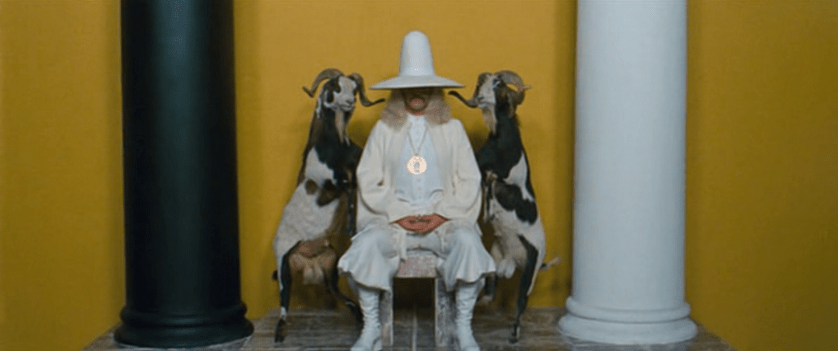 22 E ciò che un momento prima echeggia spiritualmente con La Montagna Sacra di Jodorowsky e la sua dimensione onirica,